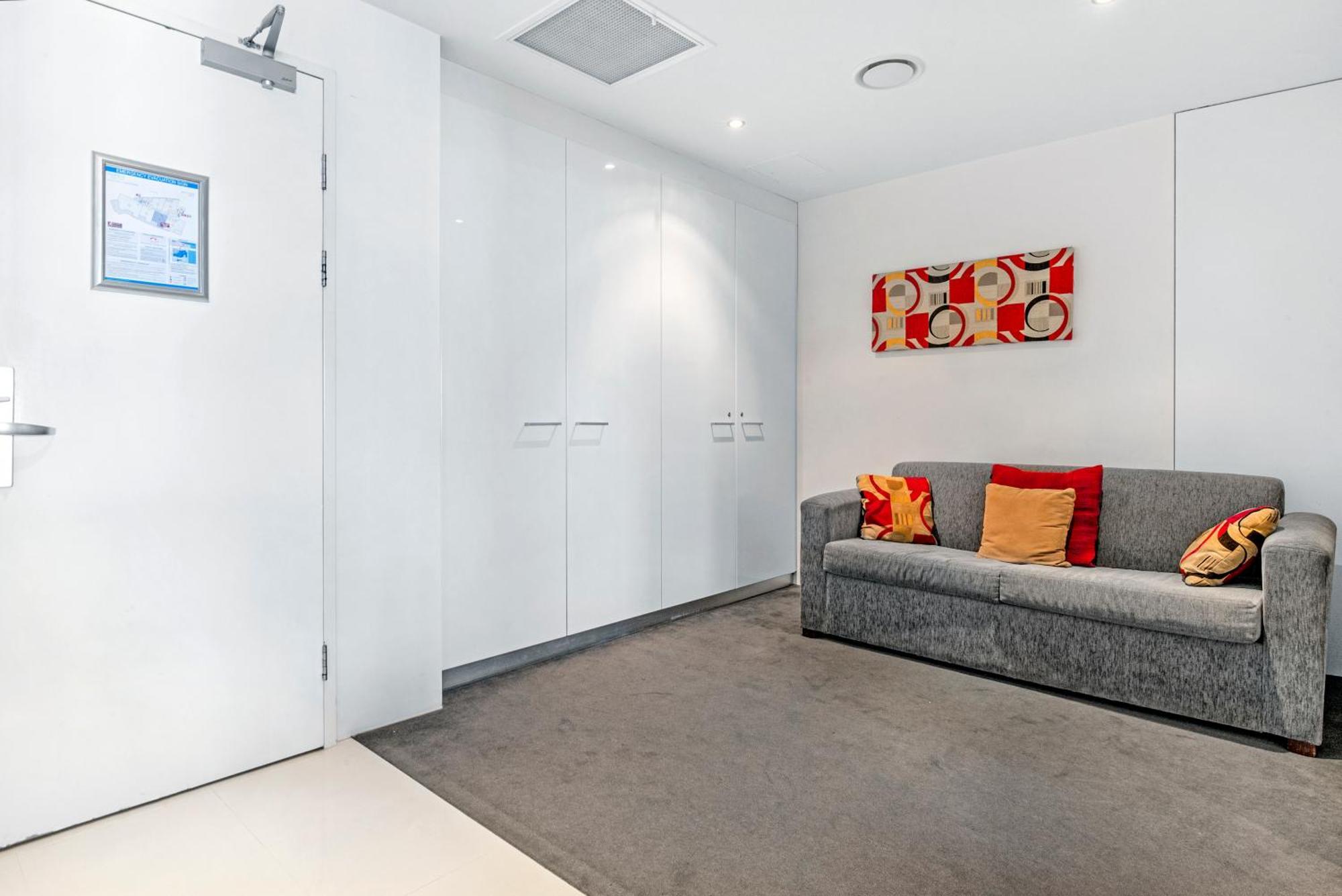 1br Couples Retreat In Circle On Cavill Apartment